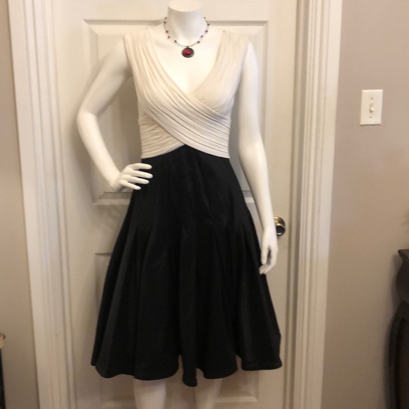 Adrianna PAPELL Sz 10 formal party new years black n white dress